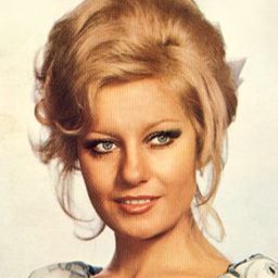 Emel Sayın - 我的土耳其婚禮演員 飾演Herself