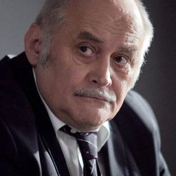 Grzegorz Warchol 飾演 Gravedigger Philosopher