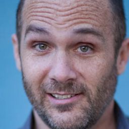 Joe Anderson 飾演 Scotty