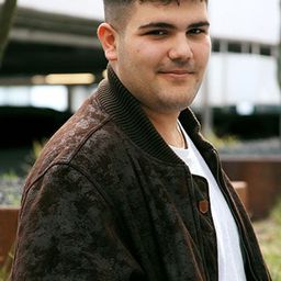 Danilo Kamperidis 飾演 Lenny Sander