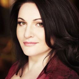 黑博拉•格茲瑪娃 飾演 Donna Anna