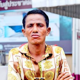 Robert Saikwan 飾演 Long