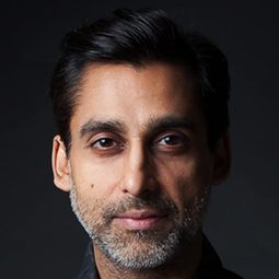 Anand Rajaram 飾演 Dr. Siva