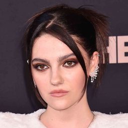 艾米麗·凱瑞 飾演 Sh'eenaz (voice)