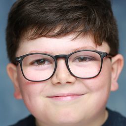 Archie Yates 飾演 Toto