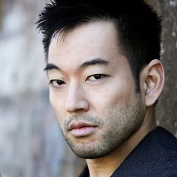 辻大介 飾演 FBI Agent Logan Casiano