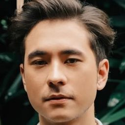 傑洛姆·庫尼亞 飾演 Kit