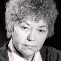 Erzsi Pápai 飾演 Boci Mama