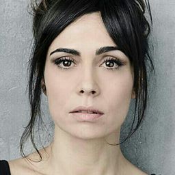 伊茲雅·阿蒂恩薩 飾演 Mujer empresario