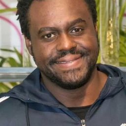 Paulo Américo 飾演 Moisés