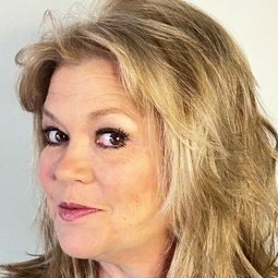 Shelby Janes 飾演 Jen