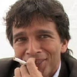 Paul Blain 飾演 Etienne