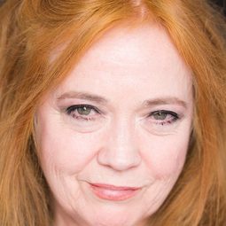 O-Lan Jones 飾演 Esmeralda