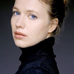 Anna Brüggemann 飾演 Dina