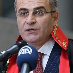 İrfan Fidan 飾演 Self - Public Prosecutor