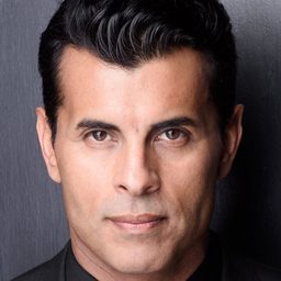 Ricardo Molina 飾演 Hotel Manager