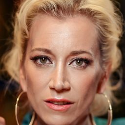 拉娜·巴里奇 飾演 Eva