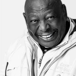 Owen Sejake 飾演 Bra Links