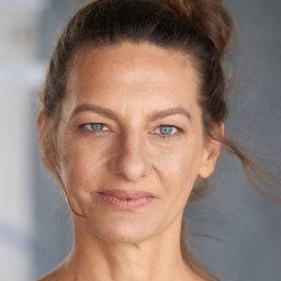 Catrin Striebeck 飾演 Joelle