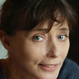 Mireille Perrier 飾演 Madame Roucheray