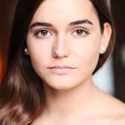 Laurie-Jade Rochon 飾演 Zoé