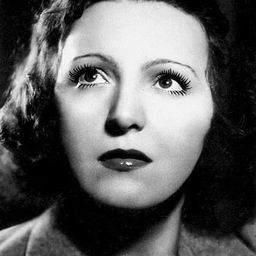 Marie Bell 飾演 Christine Surgère