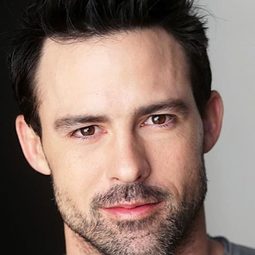 Philip Boyd 飾演 Sheriff Jake Givens