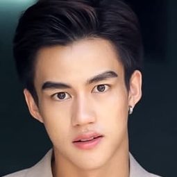 Pasakorn Sanrattana 飾演 August