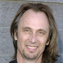 Michael Harris 飾演 Vincent Towers