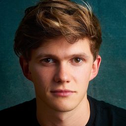 Tom Prior 飾演 Robert Hawking (Age 17)