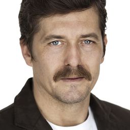 Mete Horozoğlu 飾演 Eyüp