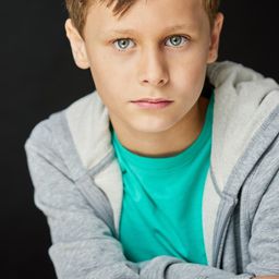 Bentley Hughes 飾演 Evan