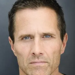 羅伯·埃斯特斯 飾演 Artie