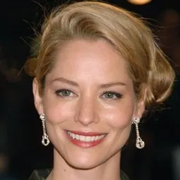 絲安娜佳萊莉 飾演 Julie Kestral / Lexie Persimmon