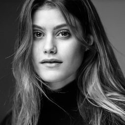 珍妮·德努奇 飾演 Rebecca