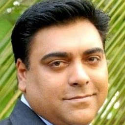 拉姆·卡普爾 飾演 Jimmy Singh