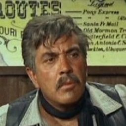 José Riesgo 飾演 Davidson, Railroad Engineer