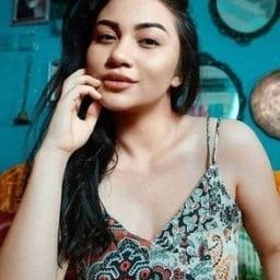 Ariel Tatum 飾演 Sari