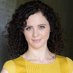 莉亞·愛斯蘭 飾演 Pin-Up Girl