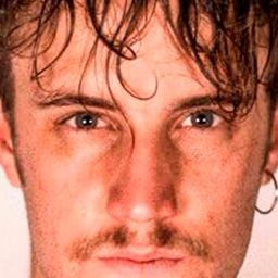 Richard Holmes 飾演 Desconocido