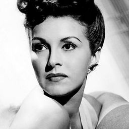 Nancy Kelly 飾演 Valerie