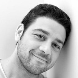 Leonardo Nigro 飾演 Enzo Castani