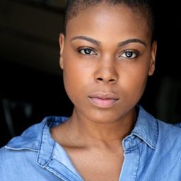 Norma Aurel 飾演 Girl at Bar