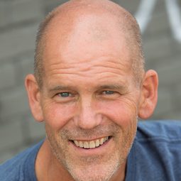 貝茲·懷爾德 - Tater Tot & Patton演員 飾演Erwin