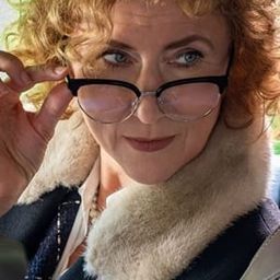 藤蝶·薩隆泰 飾演 