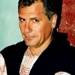 Michalis Maniatis 飾演 Mars