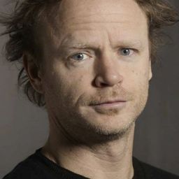 Harald Eia 飾演 Arne