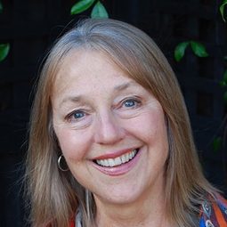 Kirsty Child 飾演 Miss Dora Lumley