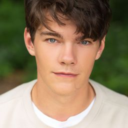 Edward Harper-Jones - 教廷第一驅魔人演員 飾演Young Amorth