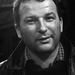 Gustaw Lutkiewicz 飾演 Konior